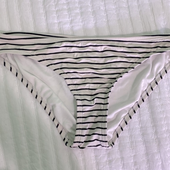 Black & White Stripped Vince Camuto 2 Piece Bathing Suit w/ Adjustable Strap - Picture 4 of 10